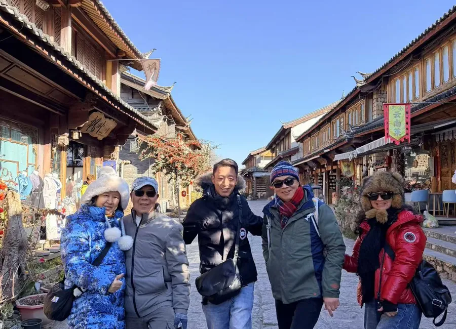 丽江古城旅客留影